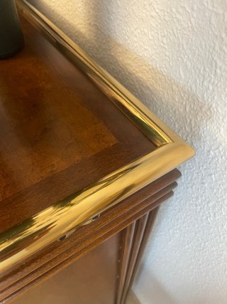 Aparador de comedor madera y dorado Valentí.
