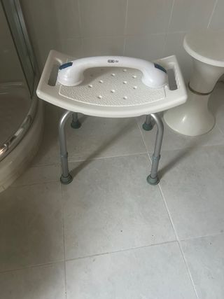 Silla de ducha con asiento y asa
