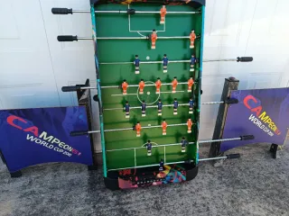 Futbolín con jugadores rojos y azules