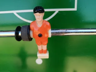 Futbolín con jugadores rojos y azules