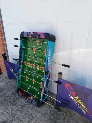 Futbolín con jugadores rojos y azules