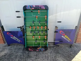 Futbolín con jugadores rojos y azules