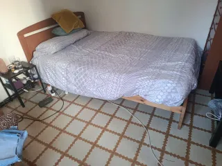 Cama de madera con somier.