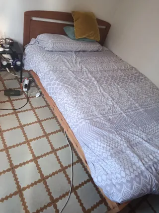 Cama de madera con somier.