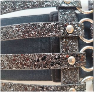 Cinturón elástico negro brillante con anillas