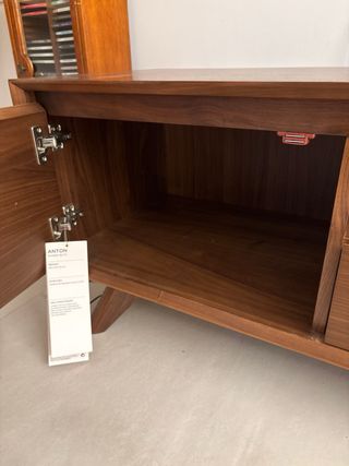 Mueble TV madera de Nogal con Etiqueta