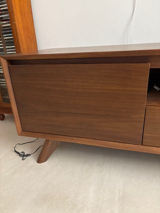 Mueble TV madera de Nogal con Etiqueta