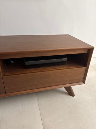 Mueble TV madera de Nogal con Etiqueta