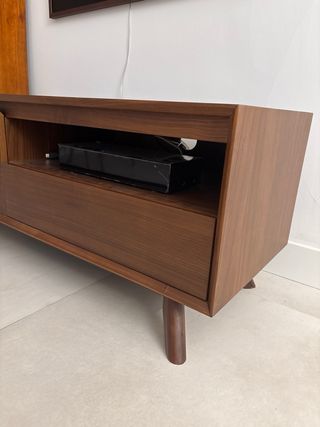 Mueble TV madera de Nogal con Etiqueta