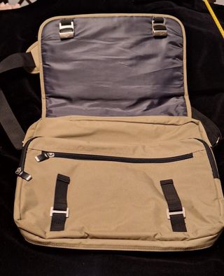 Bandolera Dockers Beige y Negra