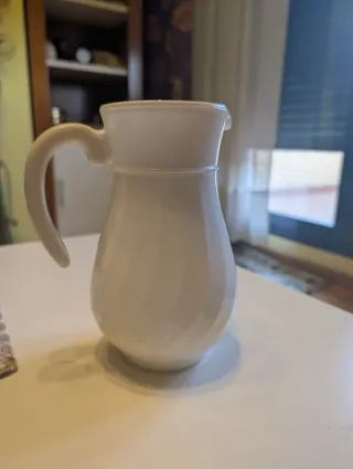 Jarra de porcelana blanca