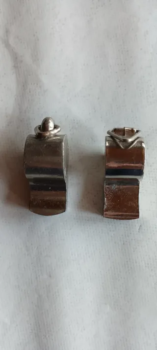 Silbatos(2 un.)Dalia.Metal Plateado.Aprox. 1960