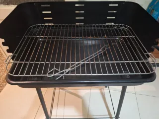 Barbacoa negra con ruedas
