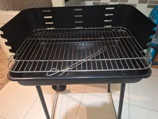 Barbacoa negra con ruedas