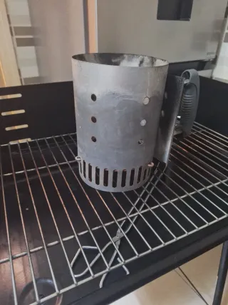Barbacoa negra con ruedas