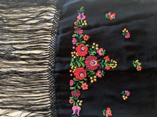Chal húngaro bordado con flecos