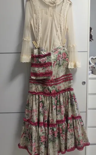 Traje Flamenca flores adornos en bogambilla