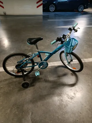 Bicicleta infantil azul con ruedines