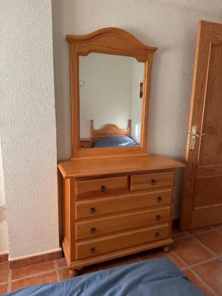 Cómoda de madera con espejo