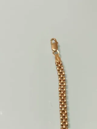 Cadena de oro con detalles negros