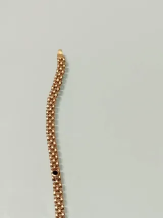 Cadena de oro con detalles negros