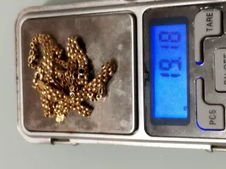 Cadena de oro con detalles negros