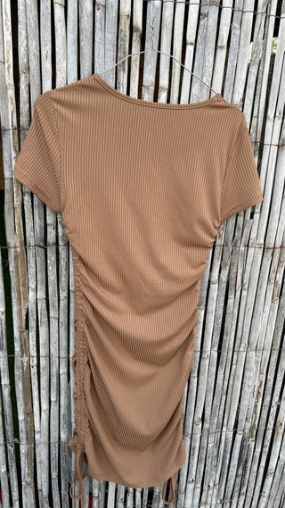 Vestido marrón acanalado