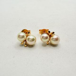 Pendiente de oro de 18k con perlas, 2.78 g.