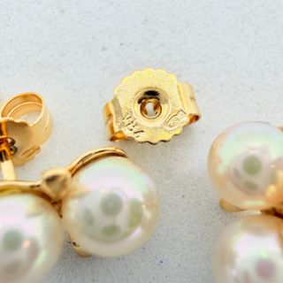 Pendiente de oro de 18k con perlas, 2.78 g.