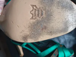 Sandalias verdes y doradas