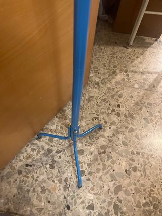 Colgador de pie azul y dorado