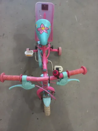 Bicicleta infantil rosa y azul con ruedines