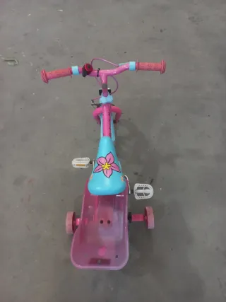 Bicicleta infantil rosa y azul con ruedines