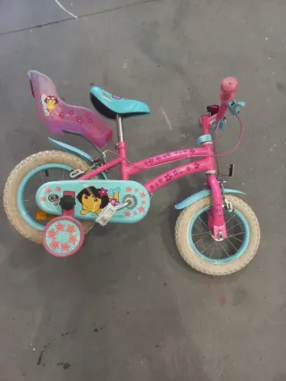 Bicicleta infantil rosa y azul con ruedines