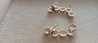 Pendientes dorados con circonitas