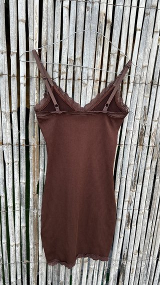 Vestido marrón con encaje