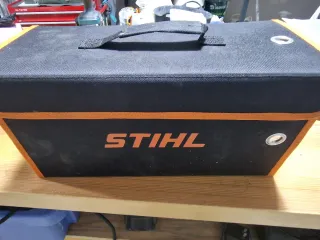 Tagliasiepi Stihl GTA 26 con batteria AS 2 e caricatore AL 1
