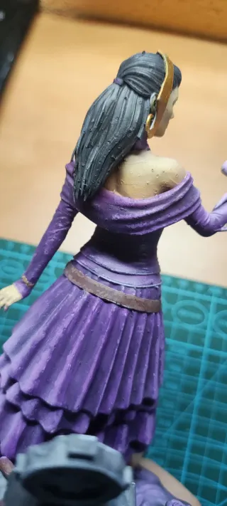 Figura Liliana pintada a mano