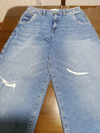 Pantalón vaquero desgastado