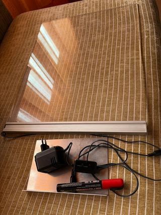 Pizarra LED 40x50cm + Rotulador. Luz fluorescente