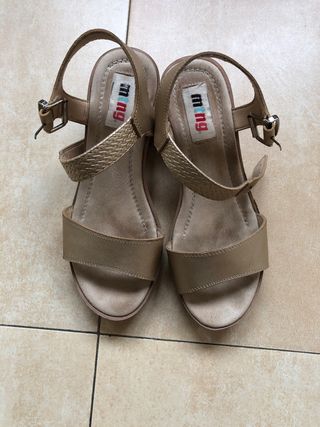 Sandalias MNG Beige y Doradas Tacon