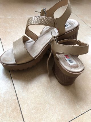 Sandalias MNG Beige y Doradas Tacon
