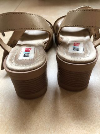 Sandalias MNG Beige y Doradas Tacon