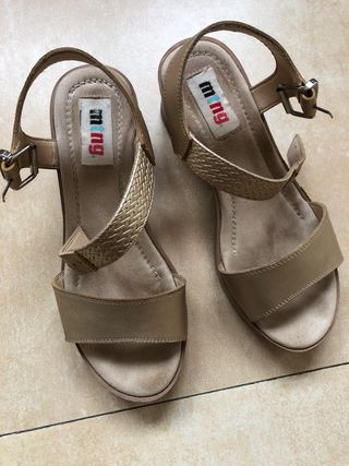 Sandalias MNG Beige y Doradas Tacon
