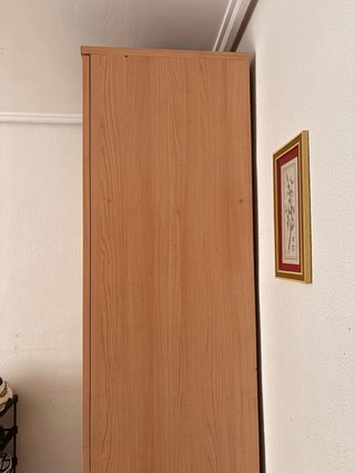 Armario alto de madera con cajones