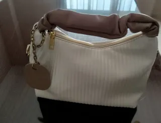 Bolso de mano crudo coqueto