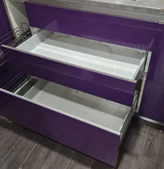 Muebles de cocina morados y blancos por dentro.