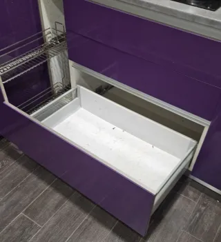 Muebles de cocina morados y blancos por dentro.