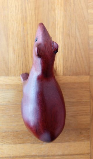 Figura artesanal de madera capibara