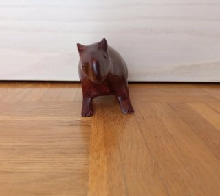 Figura artesanal de madera capibara